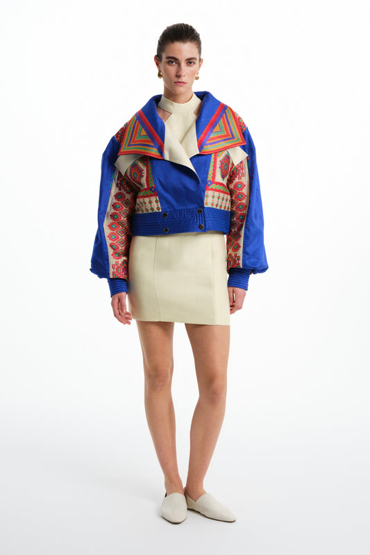 Etnik desenli, mavi bazlı, kısa kadın ceket, desen işlemeli kollar ve geniş yaka