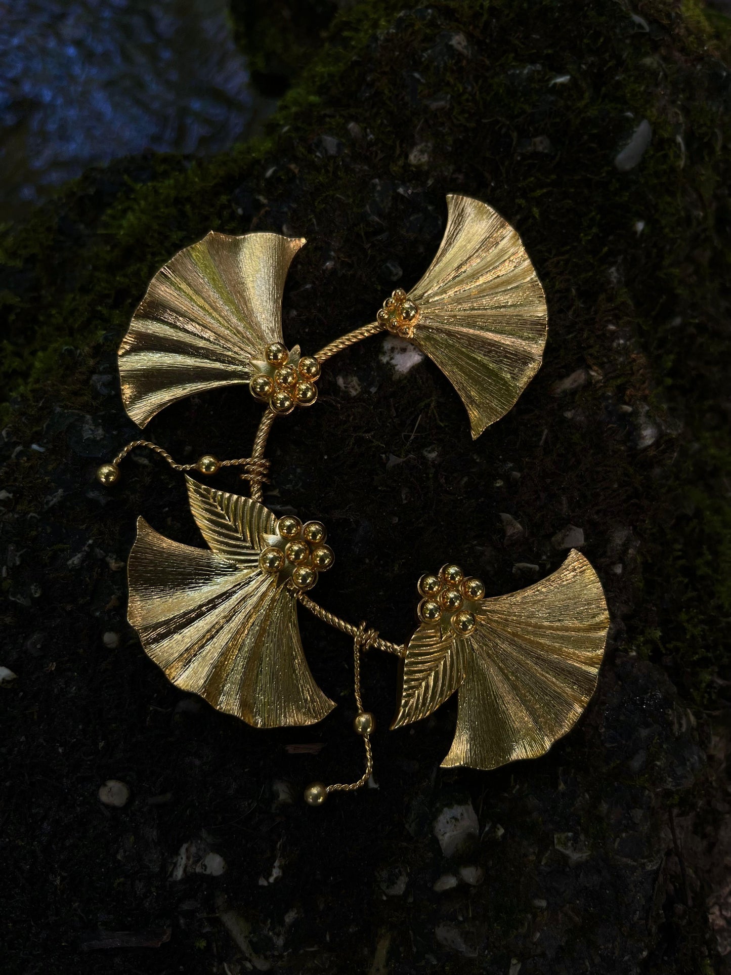 L Twisted Ivy Gold Ear Cuff